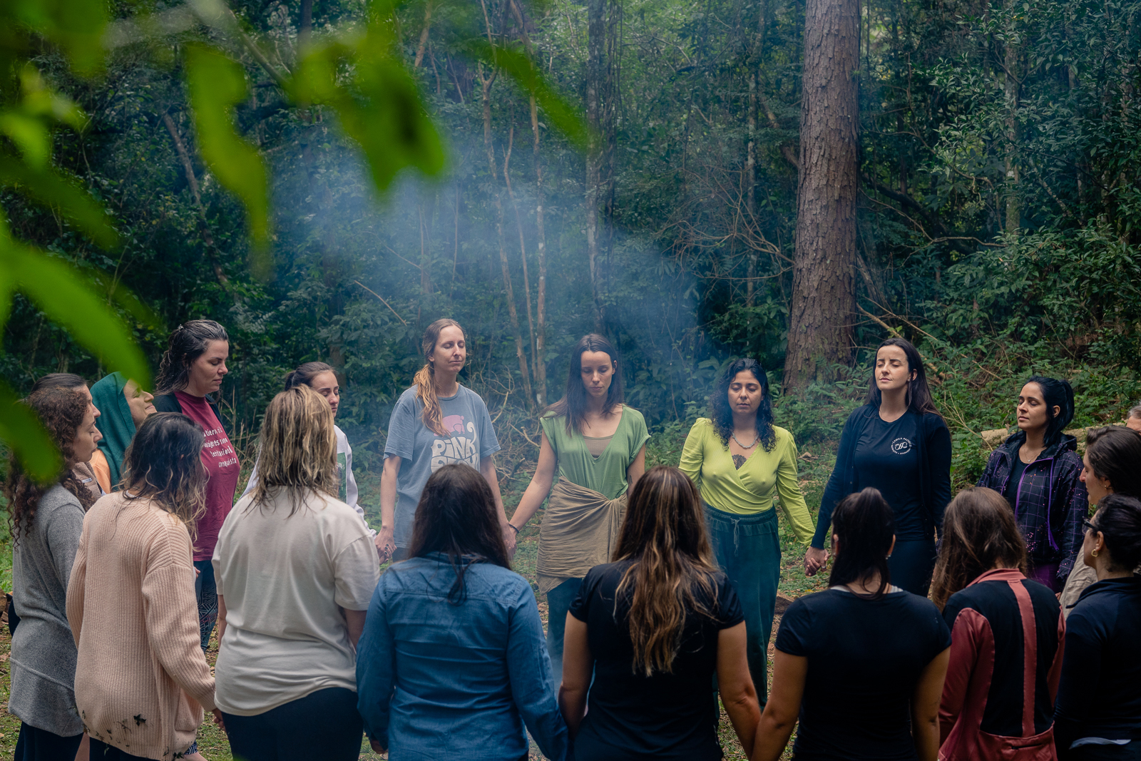 Roda de mulheres em meditação na floresta com defumação