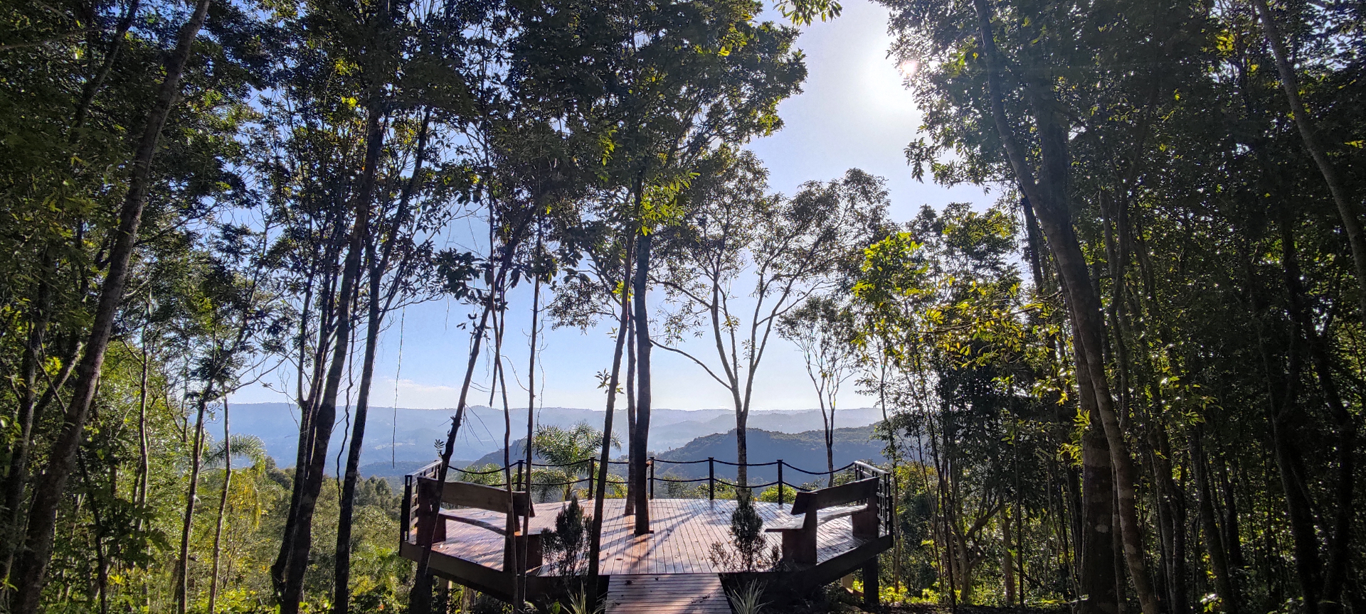 Portal de Ísis: deck de madeira com vista para a Serra Gaúcha