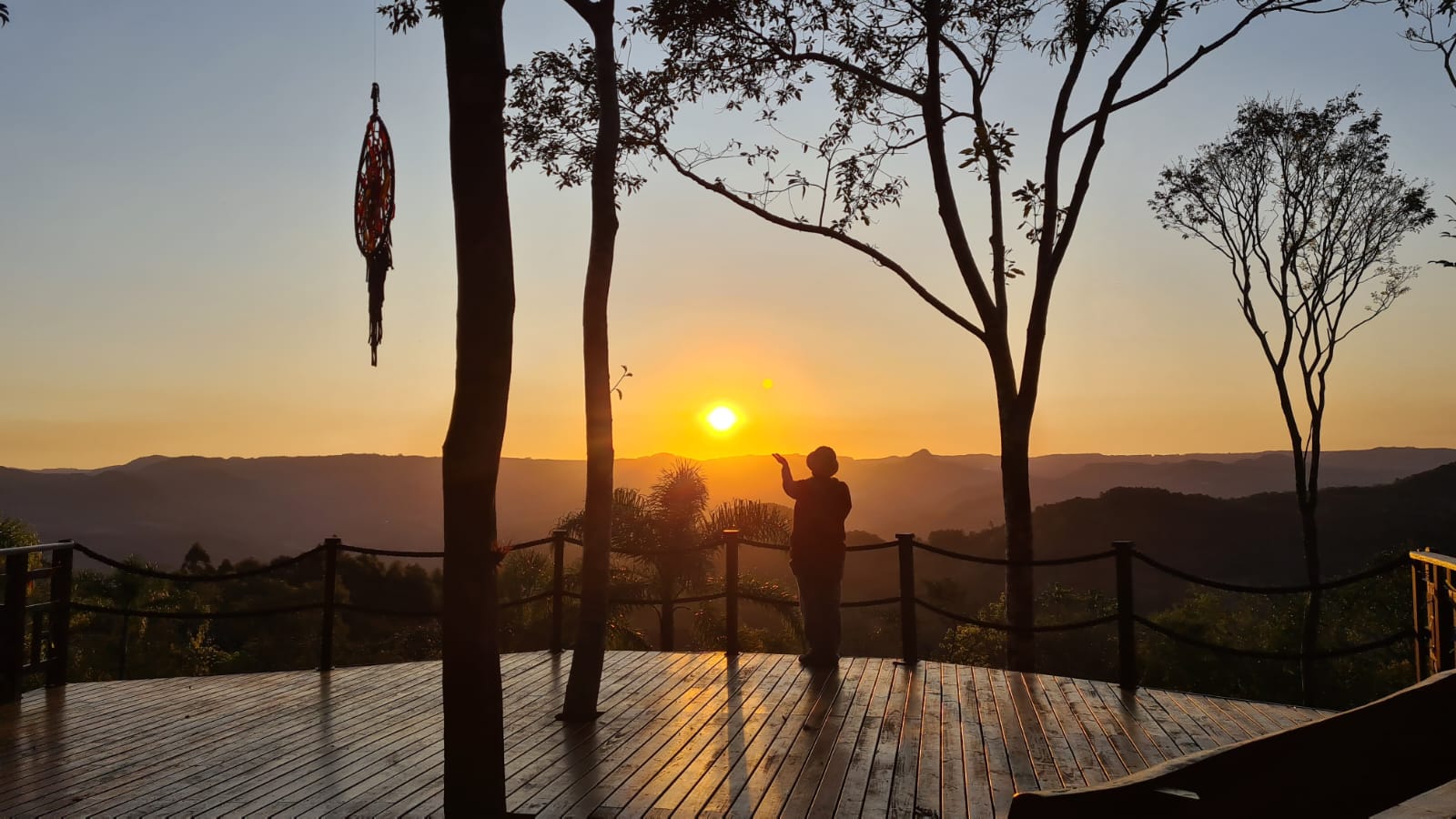 Pôr do sol dourado a partir do deck do Portal de Ísis
