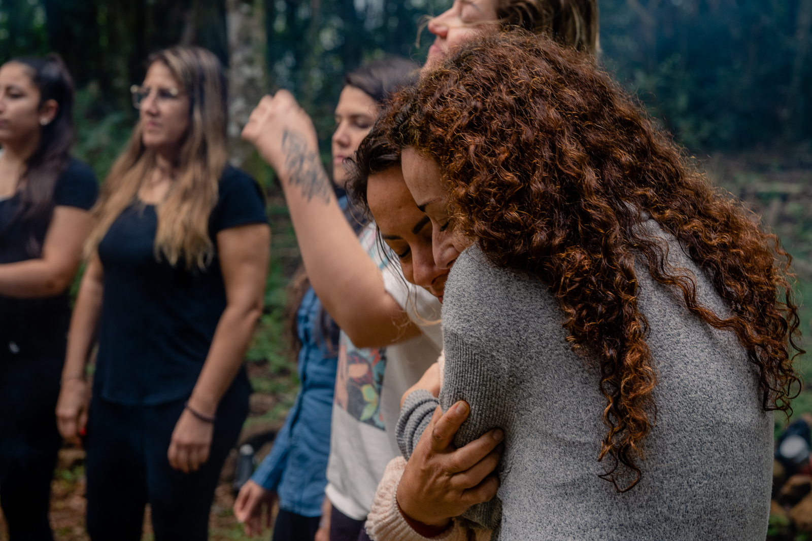 Abraço acolhedor entre mulheres em roda